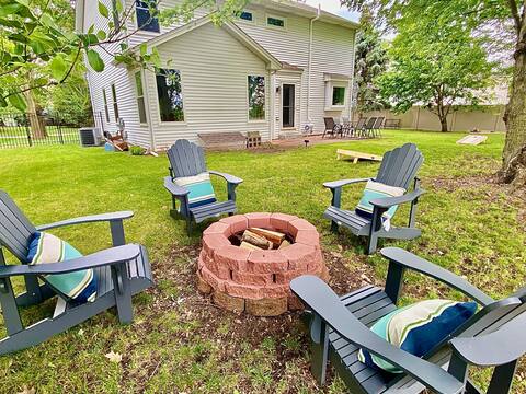 Dupage River Retreat w/chef's kitchen & fire pit!