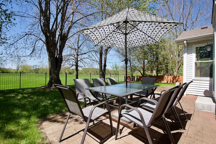 Riverfront Luxury | Fire Pit & Chef's Kitchen - Bolingbrook, IL