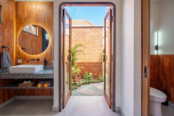 Სამი კინგ ‑ ლუქსი პირდაპირ საკუთარ სააბაზანოსა და შთამბეჭდავ ტროპიკულ საშხაპეში მიედინება. 