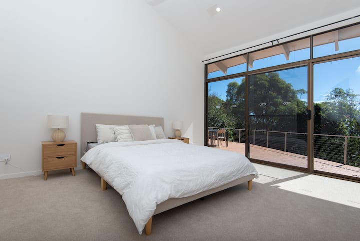 Chumba cha kulala chenye ukarimu chenye feni ya dari na ufikiaji wa roshani 