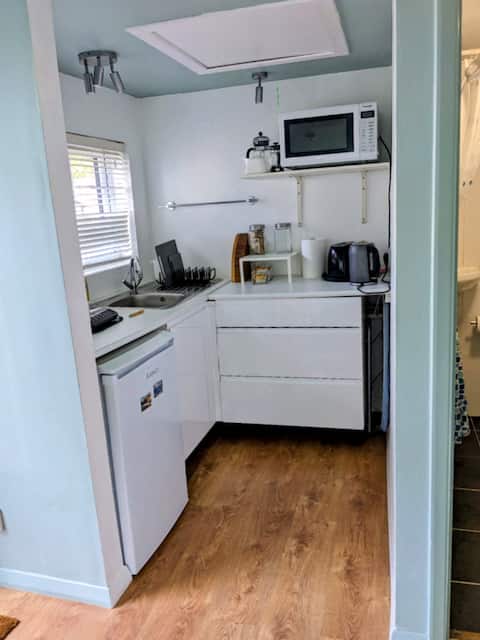 Successful Airbnb property: Separate Annex: 3pm check out. 35 min walk to HCP in Elmbridge