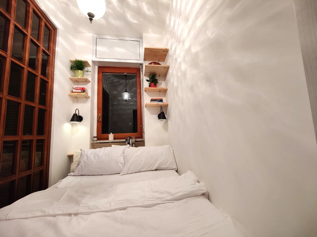 חדר שינה עם מיטת קינג סייז