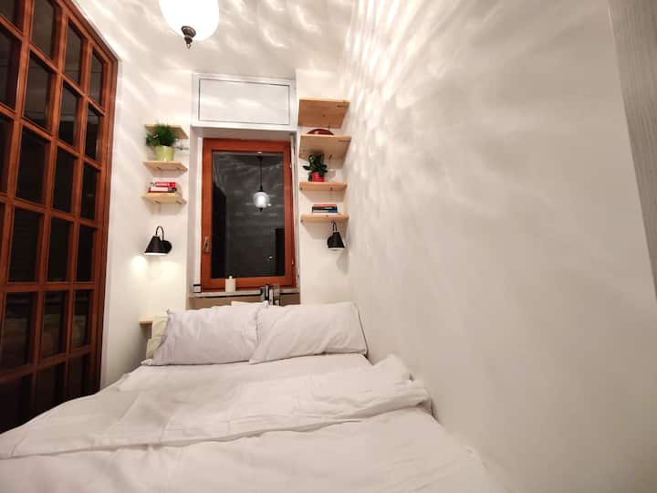 Спалня с голямо двойно легло