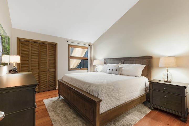 有史以来最舒适的床之一！ ！ ！ 加大双人床，配有2个宽敞的床头柜。  距离门厅仅几步之遥。 