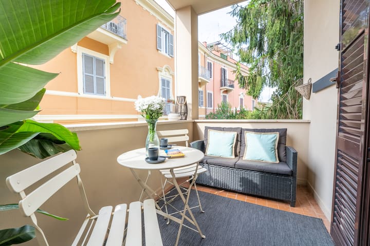 Cozy terrace Vatican apartment