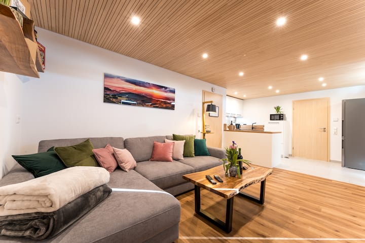 MATT | Alpine Views & Village Charm in Modern Apt.