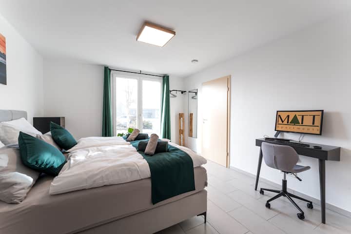 Acogedor y funcional: el dormitorio espacioso y luminoso que incluye espacio de trabajo.