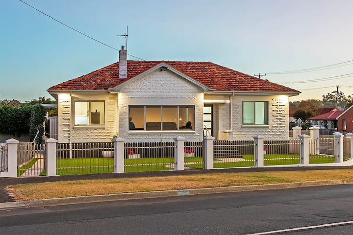 Central Home With River Views - Ulverstone