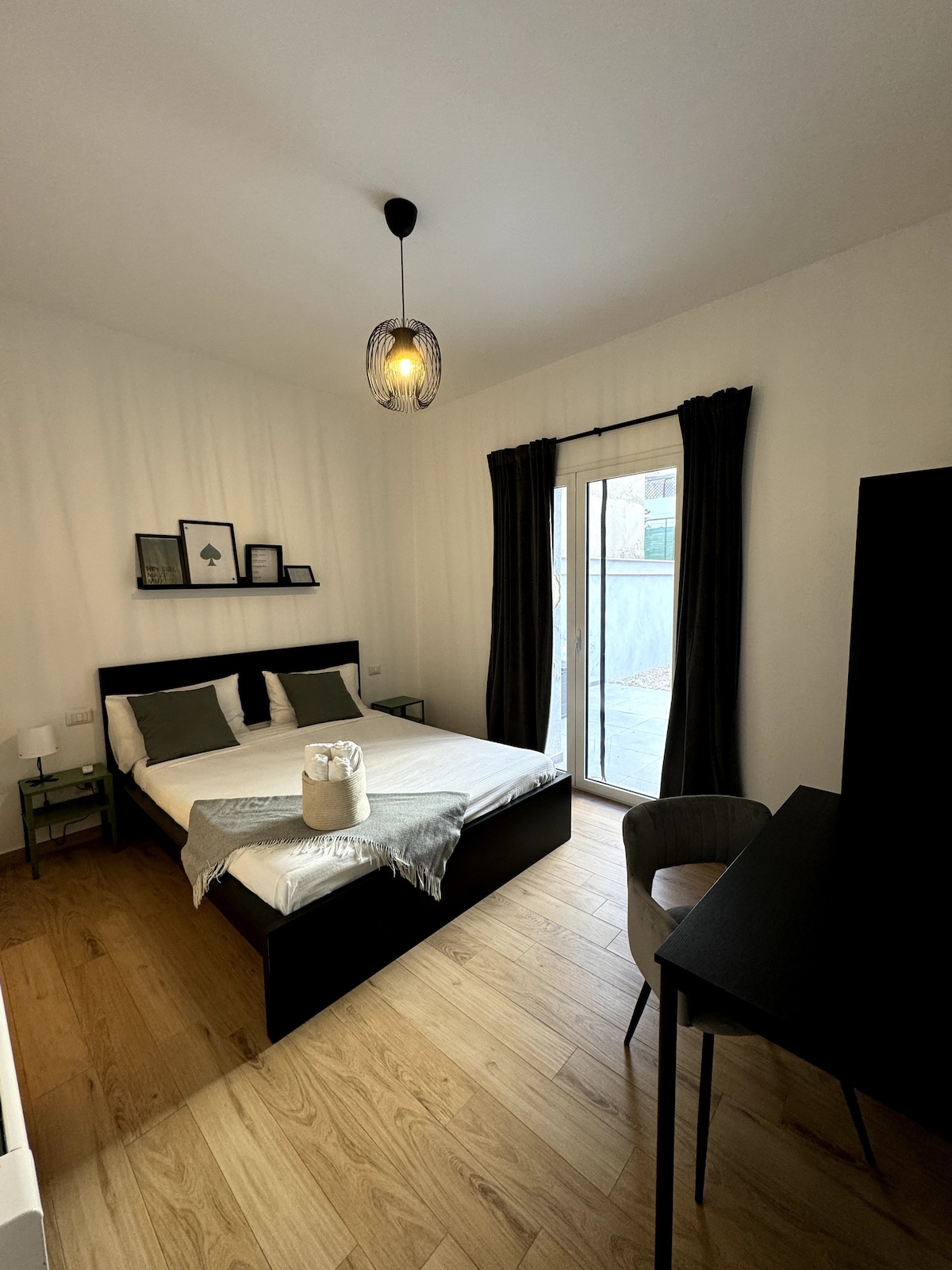 Erstes Schlafzimmer mit 160 x 200 m Bett und begehbarem Kleiderschrank 