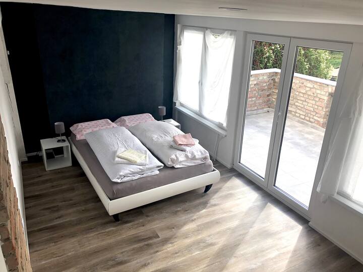 Стаята разполага с малко двойно легло (с ширина 140 см) с латексов матрак и детско креватче с дължина 120 см.