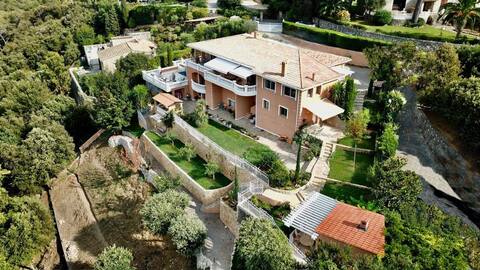 Luxurious Family Villa in an exclusive domaine