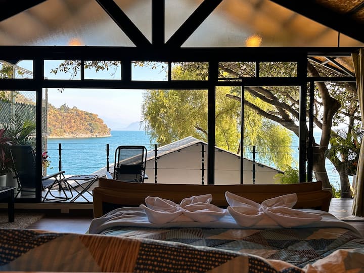 ที่พักนี้มีวิวบางส่วนที่กีดขวางด้วยหลังคาของอพาร์ทเมนท์ด้านหน้าอย่างไรก็ตามสามารถมองเห็นทะเลสาบได้คุณจะได้ยินเสียงคลื่นของทะเลสาบและล้อมรอบด้วยธรรมชาติเป็นพิเศษ 