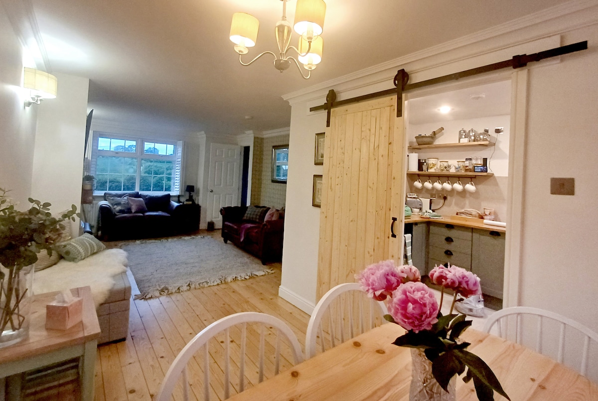 Top Airbnb: Ideal for small groups. 3-Bed Cottage nr Leeds in West Yorkshire