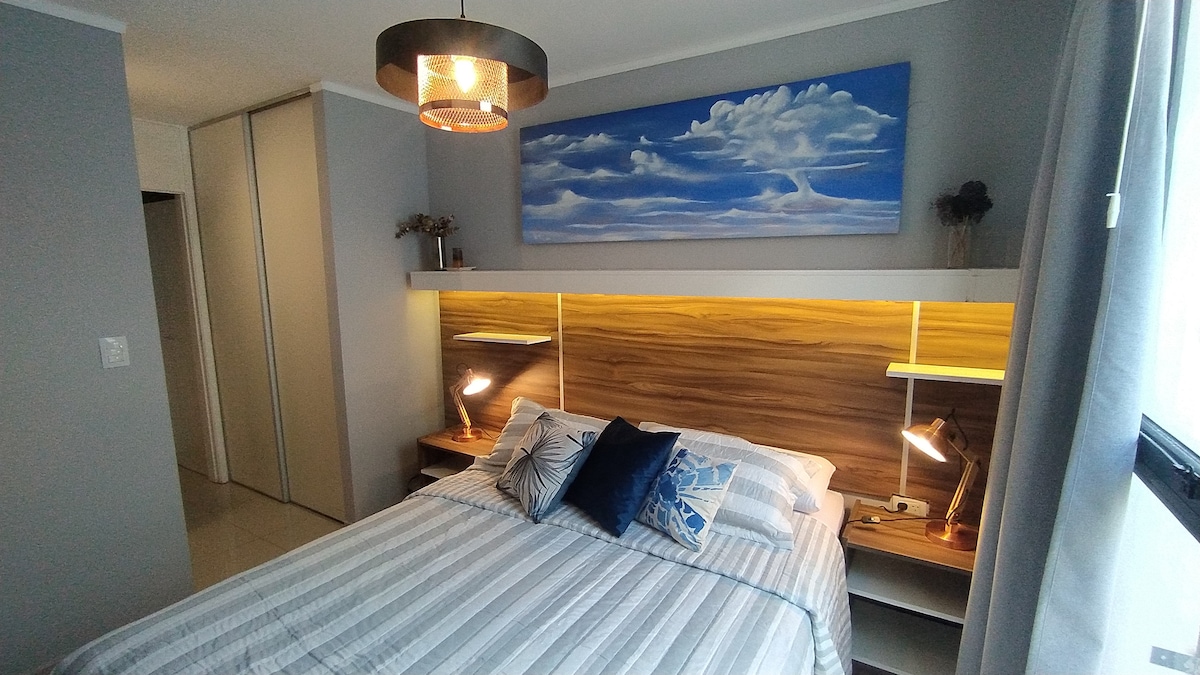 Krevat dopio "queen", tavolina të lehta, abazhurë tekë. 