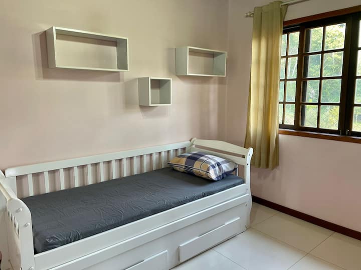 ห้องนอนที่ 4:

• เตียงเดี่ยว 2 เตียง  • Wi-Fi  • เตารีด • โต๊ะรีดผ้า • ที่เป่าผม  • เครื่องทำความร้อน • ม่านบังแสง • ผ้าห่มและหมอนเสริม • ผ้าปูเตียง