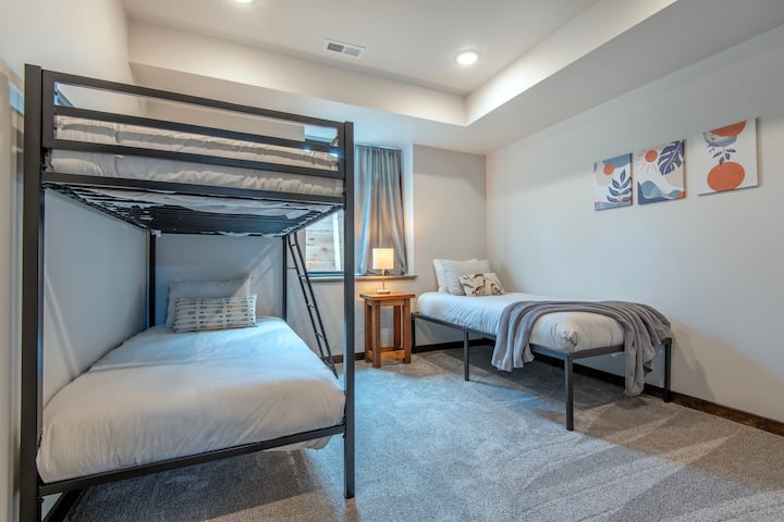 Downstairs bunk bedroom   