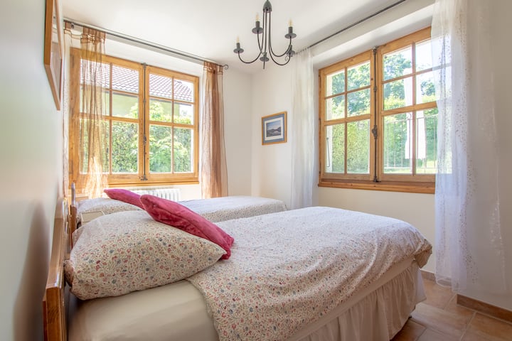 חדר שינה שלישי בקומת הקרקע - גישה נוחה לסלון ולשירותים בחזית. היכולת לחבר את 2 המיטות היחידות. 
חדר שינה בקומת הקרקע - גישה נוחה לסלון הראשי ולשירותים ממול.  אפשרות לקשר את מיטת הרווקים כדי ליצור מיטה זוגית בגודל 180 ס"מ. נוף לגינה.