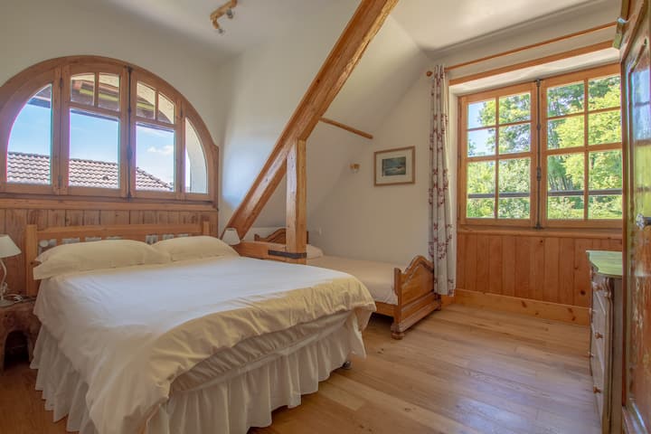 חדר שינה משולש שני למעלה עם נוף לגינה. מיטת מטריה על פי בקשה.
תריסים חשמליים ותריסי עץ.
חדר שינה משולש שני למעלה עם נוף לגינה. מיטת תינוק לנסיעות זמינה לפי בקשה.  חדר עם תריסים חשמליים ועץ. 