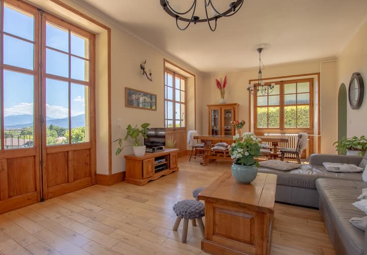 סלון - פינת אוכל, המשקיפה על מרפסת שטופת שמש כדי ליהנות מהנוף הפנורמי של ההרים. 
טרקלין - חדר אוכל עם גישה למרפסת שטופת שמש לנופי הרים פנורמיים מדהימים.