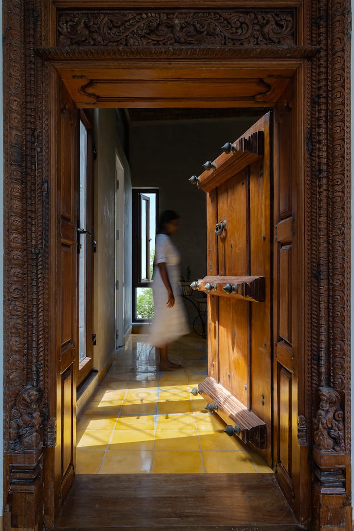 Entrée de la chambre - vous accueillant est une porte de 150 ans provenant de Karaikudi, Tamilnadu.