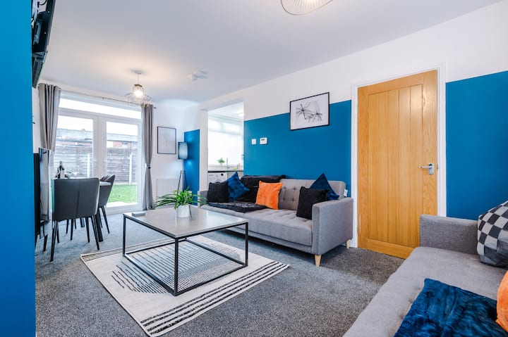 חלל המגורים הפתוח המרווח נהנה מ -2 ספות נפתחות, טלוויזיה חכמה 40 אינץ' ושפע של מקום לשבת ולהירגע.