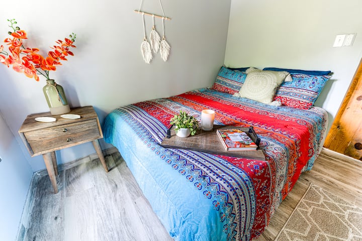 Primer dormitorio con cama tamaño queen.