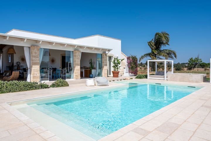 Luxury Apulian Villa w/ AC, Jacuzzi & Pool