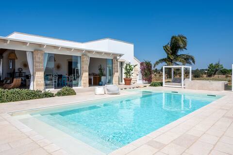 Luxury Apulian Villa: AC, Private Pool & Jacuzzi