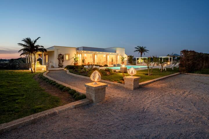 Luxury Apulian Villa w/ AC, Jacuzzi & Pool gallery image 4
