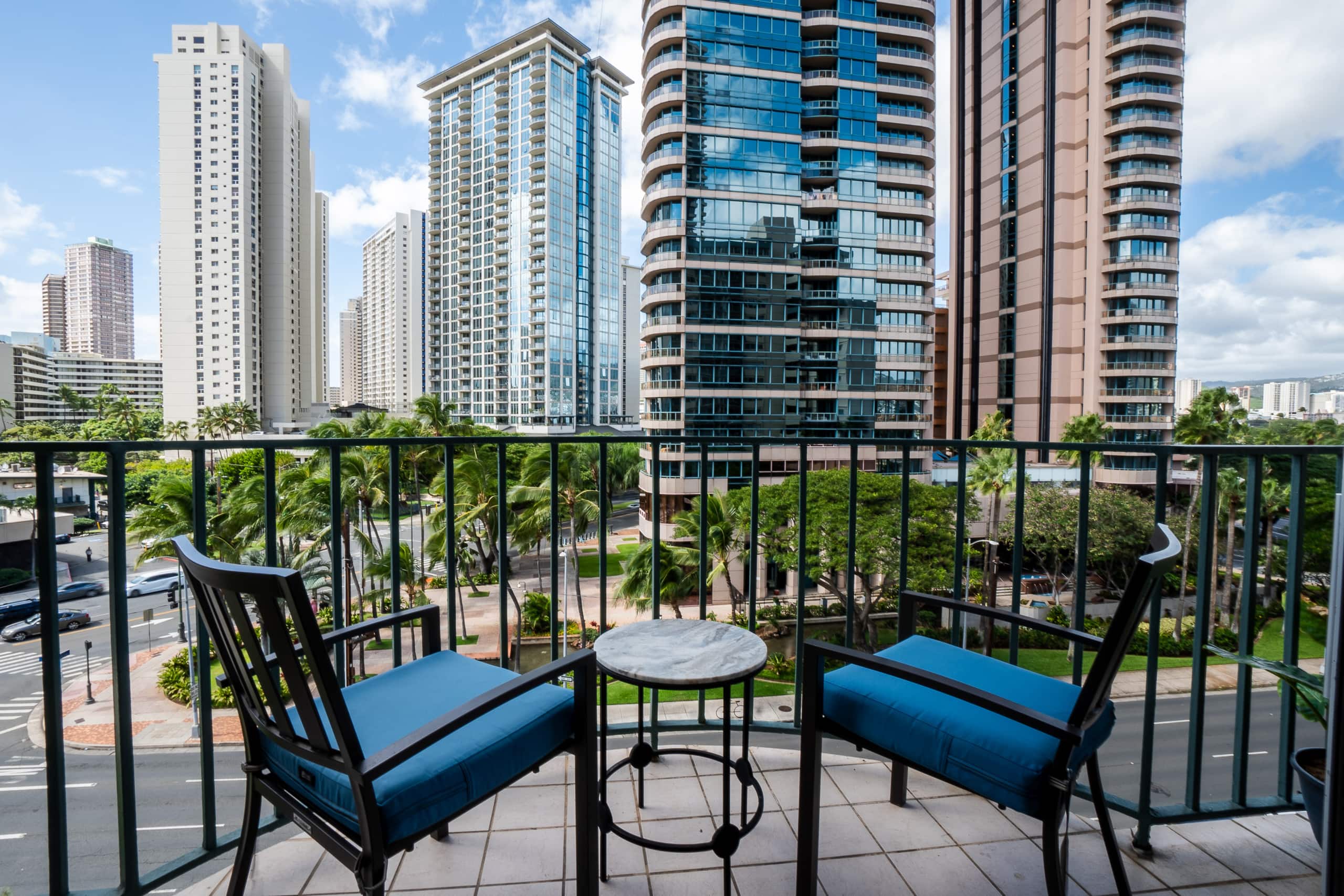 Condo in Honolulu · ★4.9 · 2 bedrooms · 4 beds · 1 private bath - Image 24