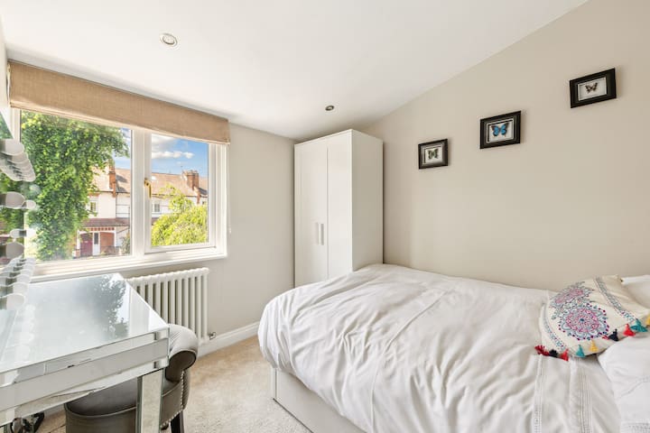 Luxury Villa on Richmond Riverside with Garden gallery image 3