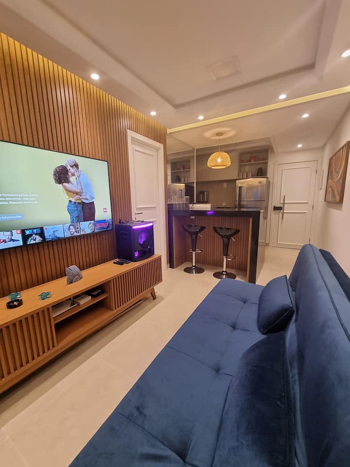 Дневна соба, кауч на спуштање за 2 лица, паметен телевизор со Netflix, Youtube, кабелска телевизија, Bluetooth звук.