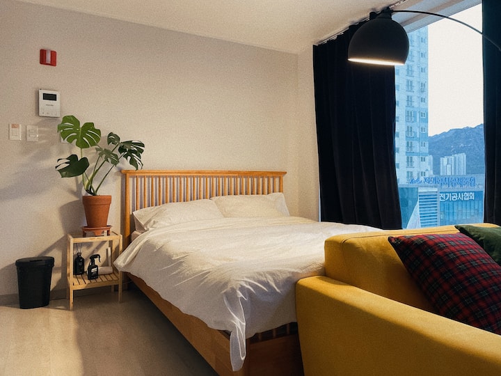 New! Botanic 493 (Check-in 6pm, late afternoon check-out at 2pm, 5 minutes in front of Uijeongbu Station, bedding was washed every day)
