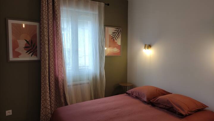 جانب غرفة النوم في الجناح الرئيسي 
سرير 140 × 200