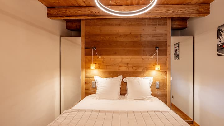 Chambre Fiz
vistas a la Chaine des Fiz y al macizo de Bettex

Decoración cuidada: Melèze y enlucido de cal
Cama Queen Size
TV4K, lectores de libros individuales, cargador USB-C
Armarios integrados
Baño y aseo contiguo
