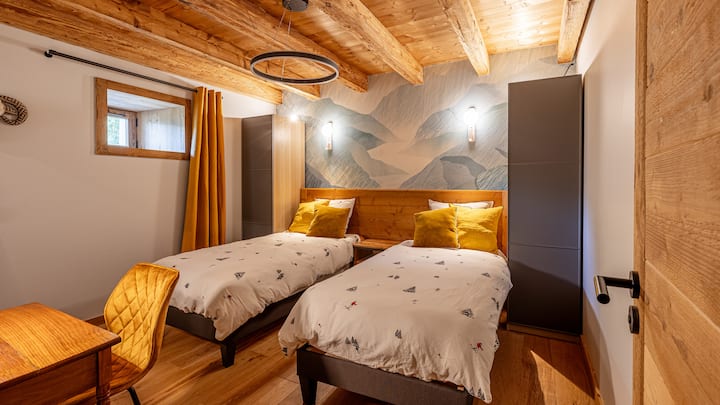 Habitación La Verte
la habitación está expuesta hacia el macizo de Houches con vistas a St Gervais

Una habitación doble con camas individuales
Ropa de cama de calidad con colchón
madera de alerce
Un puesto de trabajo
Un cuarto de baño en suite