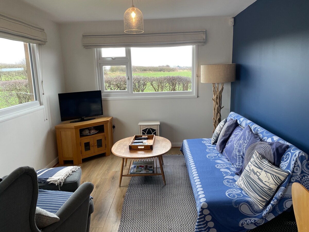 Top Airbnb: Stowaway in Runswick Bay, tranquil coastal cabin in Hinderwell