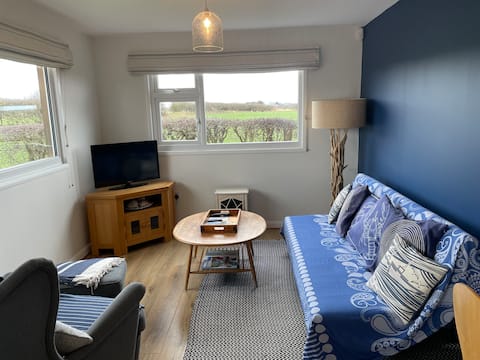 Top Airbnb: Stowaway in Runswick Bay, tranquil coastal cabin in Hinderwell