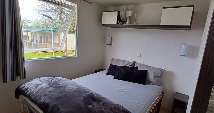 ในราวแขวนผ้าของห้องนี้นอกจากตู้นิรภัยและเตารีดแล้วยังมีชุดอุปกรณ์เย็บผ้าและโต๊ะรีดผ้าขนาดเล็ก