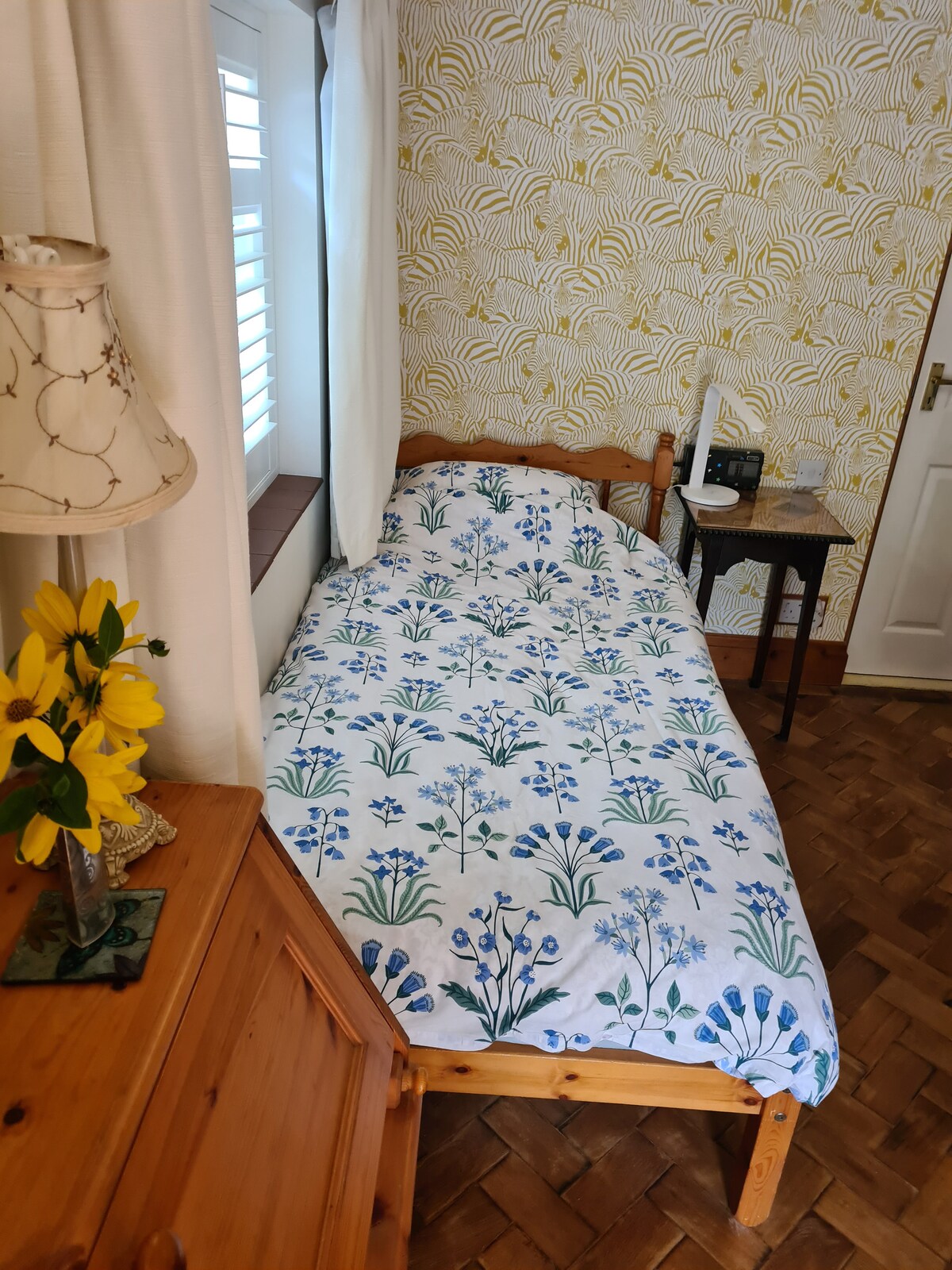 干净、紧凑、带套内卫生间的卧室的独立入口。无共用空间。