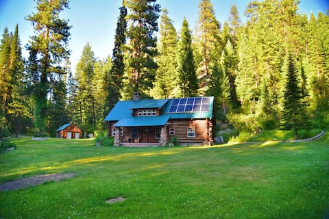 Creekside log cabin nestled in the pines on 1+acre