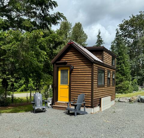 Classic Tiny Home on Quiet Country Acreage has A/C