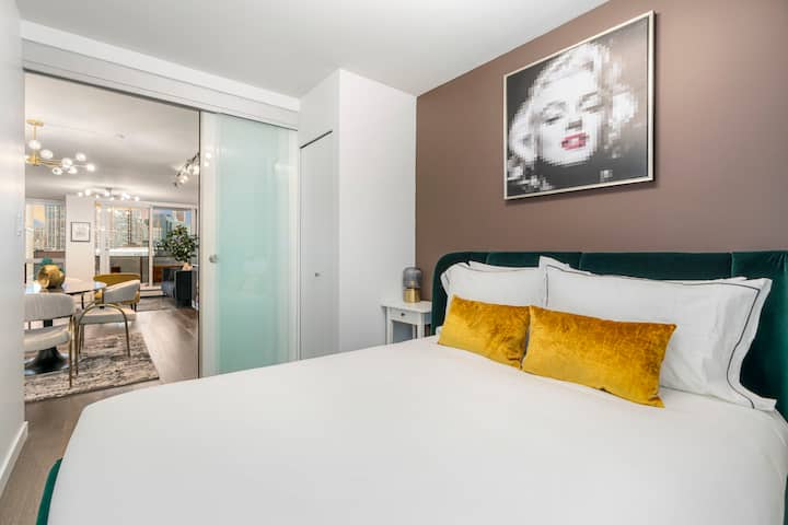 ห้องนอนที่สองทันสมัยและหรูหราสำหรับการนอนหลับอย่างสงบด้วยผ้าม่านสีดำ