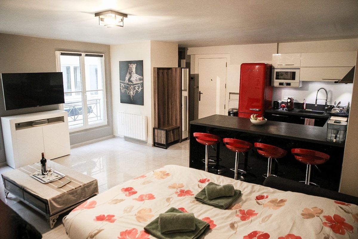 Successful Airbnb property: Elegant studio in central Paris in Paris 9e Arrondissement