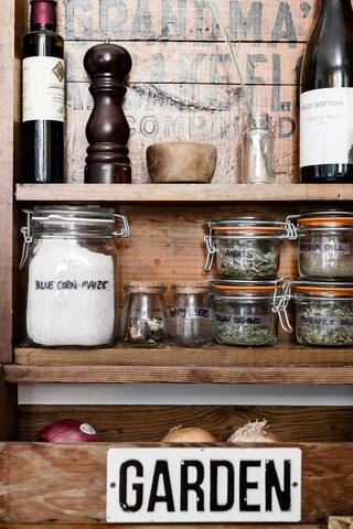 BOHO Luxury 3bd Homestead Oasis w/ Farm & Gardens gallery image 3