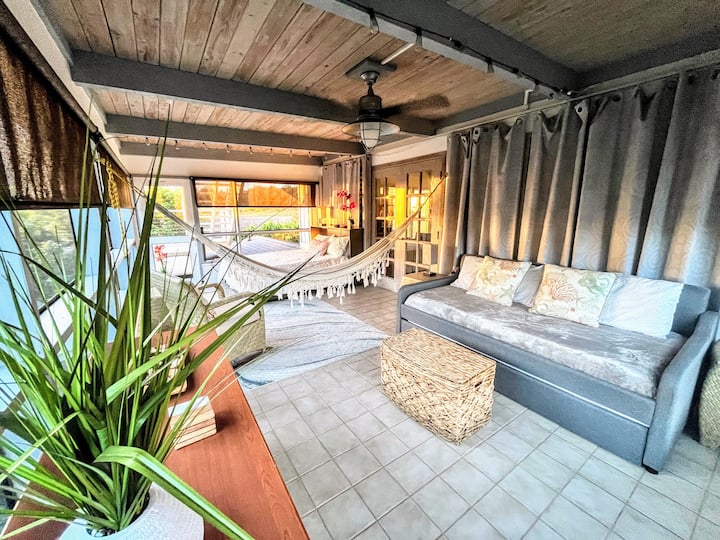 Furahia upepo wa Hawaii na sauti katika lanai iliyofungwa ambayo hutumika kama Lanai Bedroom #4 na kitanda cha watu wawili na kitanda cha watu wawili (kilicho na kitanda cha bembea cha hiari) na ufikiaji wa sitaha ya juu ya paa