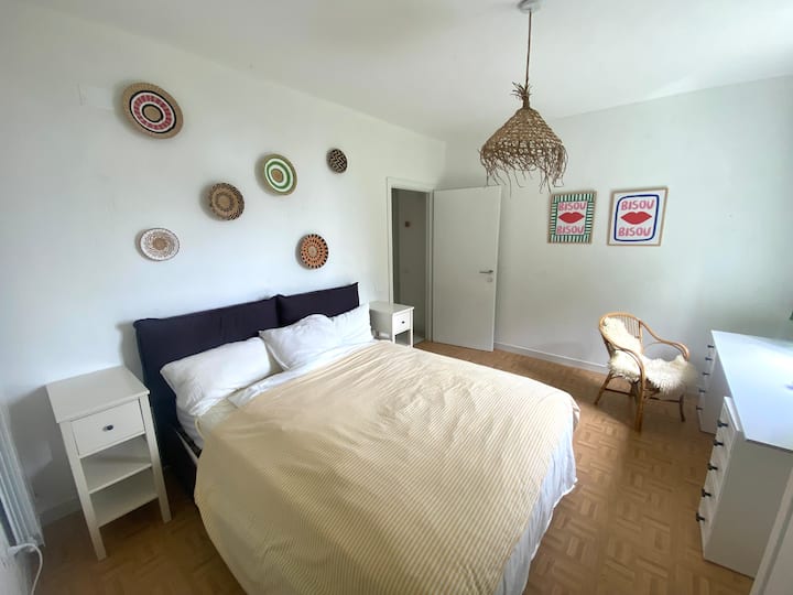 Quarto matrimonial número 2 com vista para a piscina e o jardim. Cama 160cm. Mesa grande. Guarda-roupa. Berço disponível gratuitamente mediante solicitação.