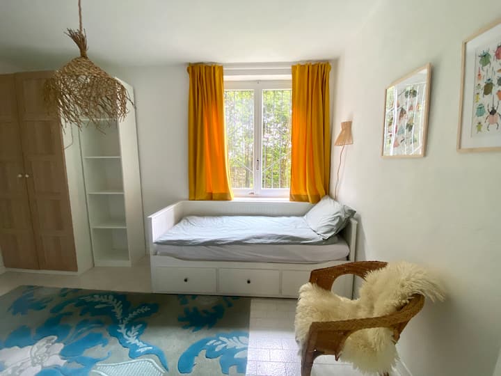 4º quarto no jardim com uma cama de casal individual e um beliche