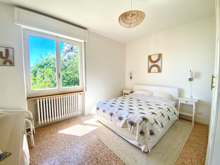 Quarto matrimonial com piscina e vista para o lago. Cama 160cm. Espaço de escritório com Wi-Fi. Roupeiro grande. Luz noturna. Ar condicionado.