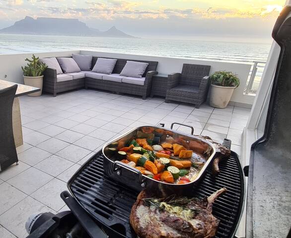 Jacuzzi Penthouse | Extra desks to Work-From-Home gallery image 3